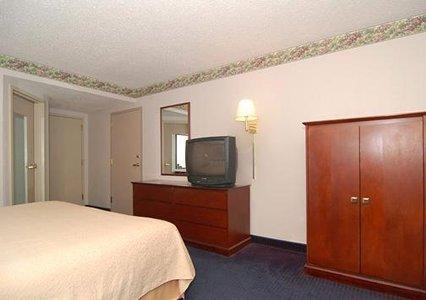 Quality Inn & Suites Biltmore South Arden Chambre photo